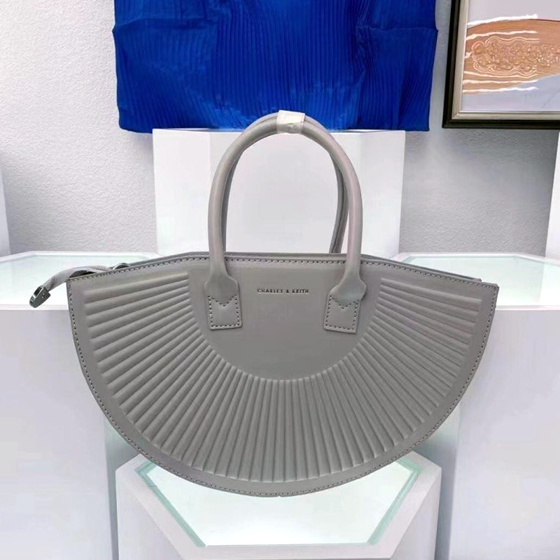 Stylish and Spacious Handbag with Detachable Strap