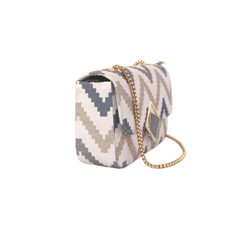 Geometric Crossbody Bag with Gold Chain and Black Square Buckle